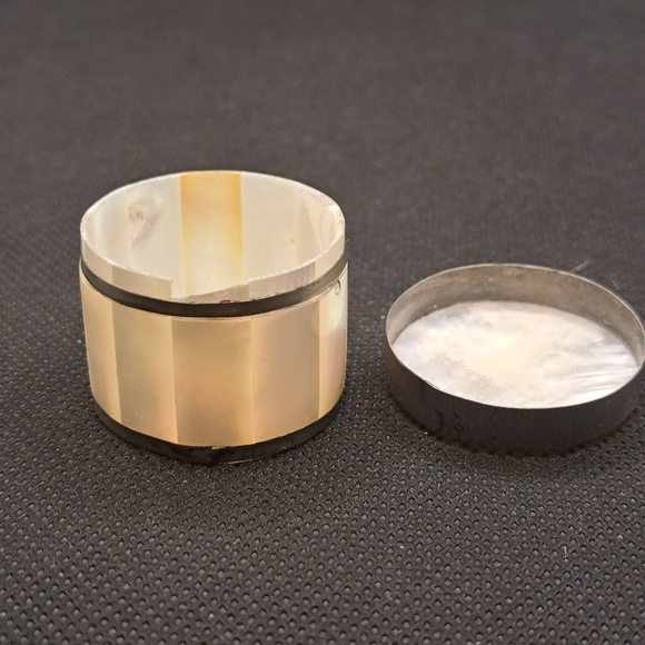 Vintage Mother of Pearl Pill Box. - Picture 5 of 5